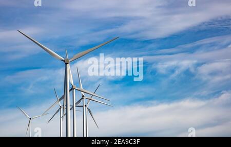 Éoliennes sur fond bleu ciel nuageux, ferme éolienne, vue aérienne de drone. Production d'énergie écologique. Centrale d'énergie alternative, copie sp Banque D'Images