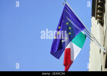 Le drapeau de l'Italie et le drapeau de l'Europe agitant ensemble Banque D'Images