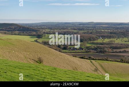 Vue d'ensemble du village de Huish et de la vallée de Pewsey, vue depuis Tan Hill Way sur les Pinwsey Downs, près de Devozes, Wiltshire, Royaume-Uni, décembre. Banque D'Images