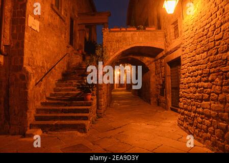 Illuminé de petites rues la nuit à Viterbo, en Italie Banque D'Images