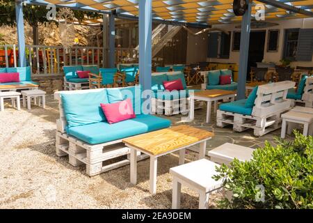 Folegandros, Grèce - 24 septembre 2020 : café-bar près de la plage d'Agali sur l'île de Folegandors. Cyclades, Grèce Banque D'Images