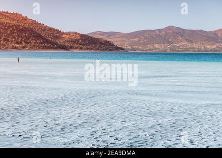 Bains de boue et limon dans l'eau d'un lac Salda en Turquie. Concept de l'échalose de rivière ou traitement thérapeutique et rhumatologique avec la boue minérale a Banque D'Images