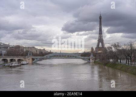 Paris, France - 02 05 2021 : vue sur la Tour Eiffel et l'île des cygnes depuis le pont Grenelle pendant l'inondation de la Seine Banque D'Images