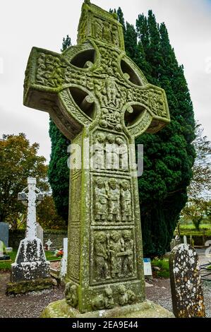 Face Ouest. La Croix de Muiredach est une grande croix celtique du 10ème, ou peut-être du 9ème siècle, de 5.5 mètres de haut située à Monasterboice dans le comté de Louth dans le Banque D'Images