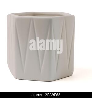 Vase en céramique blanc géométrique, moderne et élégant pour fleurs isolées sur fond blanc Banque D'Images