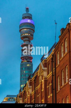 BT Tower Londres avec nouveau logo BT 2019. La BT Tower ouvert en 1965. Banque D'Images