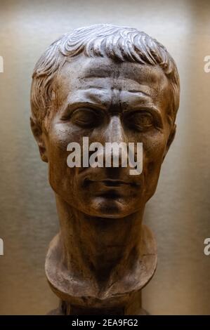 Rome, Italie février 4 2021: 'Napoleone e il mito di Roma' - marché de Traiano, musée du Forum impérial. Portrait en plâtre de Caio Giulio Cesare. © Andrea Banque D'Images