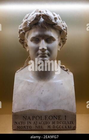 Rome, Italie février 4 2021: 'Napoleone e il mito di Roma' - marché de Traiano, musée du Forum impérial. Buste en marbre de Napoléon couronné de Laurier. © an Banque D'Images