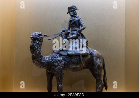 Rome, Italie février 4 2021: 'Napoleone e il mito di Roma' - marché de Traiano, musée du Forum impérial. Statue de bronze de Napoléon Bonaparte sur un dromadaire Banque D'Images