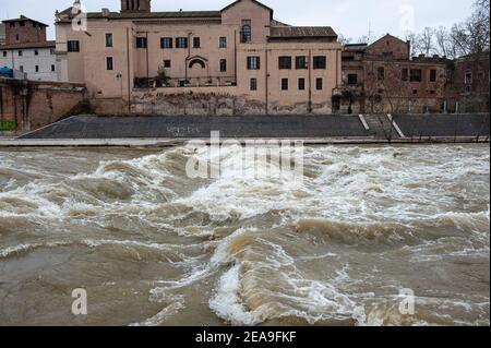 Rome, Italie 03/02/2021: Le fleuve Tevere après l'inondation. © Andrea Sabbadini Banque D'Images