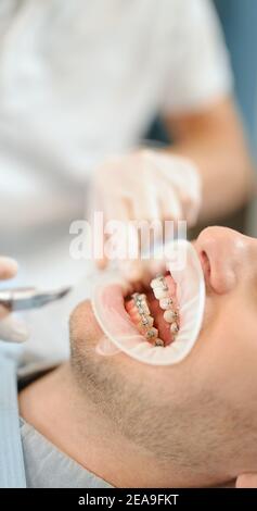 Dentiste et patient pendant un traitement orthodontique Banque D'Images