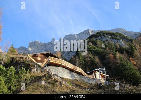 Cabane Mittenwald avec une nouvelle terrasse au coucher du soleil Banque D'Images