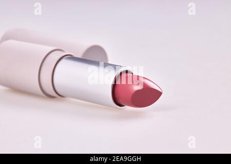 Magnifique rouge à lèvres rose dans le récipient mat isolé sur blanc Arrière-plan beau rouge à lèvres rose dans le récipient mat isolé sur arrière-plan blanc Banque D'Images