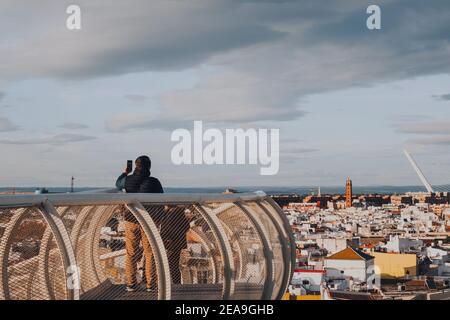 Séville, Espagne - 19 janvier 2020 : touristes sur un passage au sommet du Metropol parasol, la plus grande structure en bois du monde, dans la région de la Encarnacion Banque D'Images