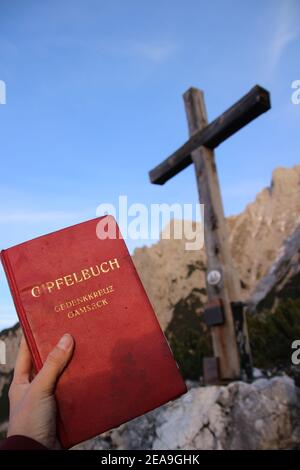 Gamseck au-dessus de la cabane Mittenwalder, croix du mémorial, main, livre de sommet, Banque D'Images