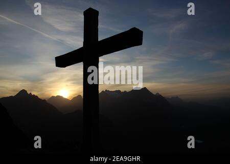 Gamseck au-dessus de la Mittenwalder Hütte, monument commémoratif au coucher du soleil, en face de l'Arnspitzen, des montagnes Wetterstein et de Zugspitze en arrière-plan Banque D'Images