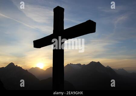 Gamseck au-dessus de la Mittenwalder Hütte, monument commémoratif au coucher du soleil, en face de l'Arnspitzen, des montagnes Wetterstein et de Zugspitze en arrière-plan Banque D'Images