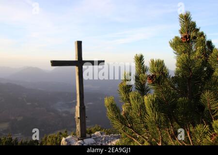 Gamseck au-dessus de la cabane Mittenwalder, monument commémoratif en croix au coucher du soleil Banque D'Images