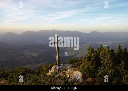 Gamseck au-dessus de la cabane Mittenwalder, monument commémoratif en croix au coucher du soleil Banque D'Images