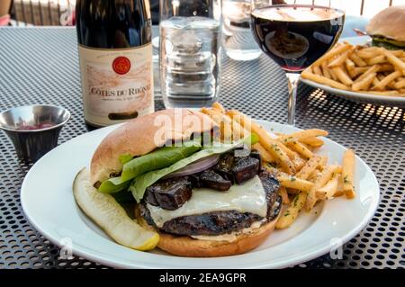 Cochon truffier burger au foie gras et truffe fries, Truffle Pig Restaurant, un endroit à vapeur, Steamboat Springs, Colorado. Banque D'Images