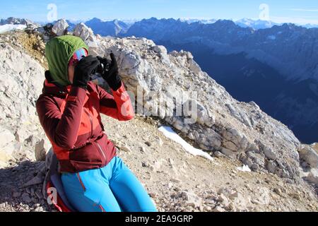 Randonnée jusqu'à la Pléisenspitze (2569m), jeune femme regardant à travers des jumelles, excursion en montagne, randonnée en montagne, plein air Banque D'Images