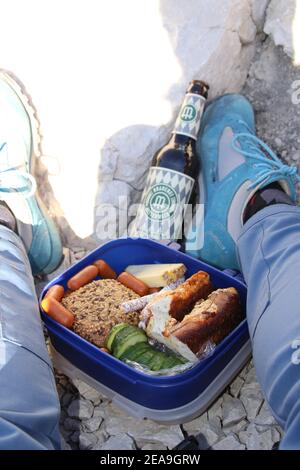 Randonnée à la Pléisenspitze (2569m), jeune femme ayant une pause au sommet, déjeuner avec un verre, tour de montagne, randonnée en montagne, plein air Banque D'Images