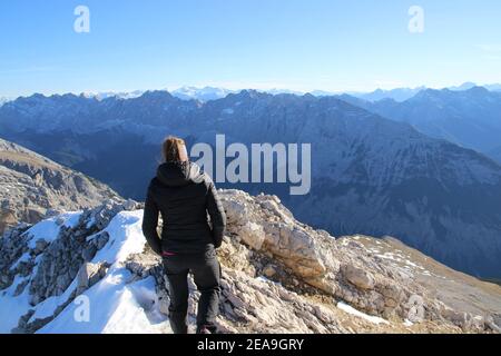 Randonnée à la Pléisenspitze (2569m), jeune femme, tour de montagne, randonnée en montagne, en plein air, vue sur la chaîne Hinterautal Vomper Banque D'Images