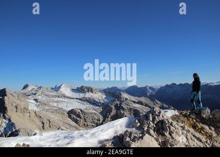 Randonnée jusqu'à la Pléisenspitze (2569m), jeune femme, excursion en montagne, randonnée en plein air, randonnée jusqu'à la Pléisenspitze (2569m), excursion en montagne, randonnée en montagne, vue de la chaîne Hinterau-Vomper avec la petite et grande Seekarspitze, dkarspitzen et Birkkarspitze Banque D'Images