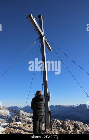 Randonnée à la Pléisenspitze (2569m), jeune femme, tour de montagne, randonnée en montagne, en plein air, croix de sommet, croix de montagne Banque D'Images