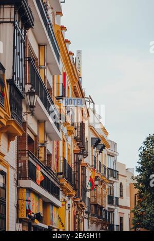 Séville, Espagne - 19 janvier 2020 : panneau de l'hôtel sur un bâtiment coloré sur une Plaza de San Andres à Séville, capitale de la région andalouse dans le sud de l'Espagne Banque D'Images