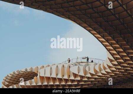 Séville, Espagne - 19 janvier 2020 : vue des personnes sur la plate-forme d'observation du Metropol parasol, la plus grande structure en bois du monde, à la Encarn Banque D'Images