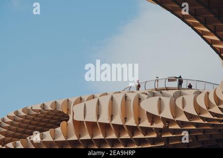 Séville, Espagne - 19 janvier 2020 : vue des personnes sur la plate-forme d'observation du Metropol parasol, la plus grande structure en bois du monde, à la Encarn Banque D'Images