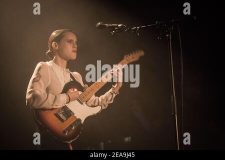 Anna Calvi sur scène au Islington Assembly Hall de Londres le lendemain du lancement de son deuxième album Banque D'Images