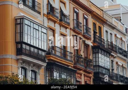 Gros plan d'une rangée de blocs d'appartements traditionnels dans une rue à Séville, Andalousie, Espagne. Banque D'Images