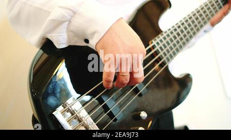 Guitariste jouant de la guitare. Gros plan. Banque D'Images