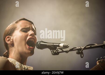 Anna Calvi sur scène au Islington Assembly Hall de Londres le lendemain du lancement de son deuxième album Banque D'Images