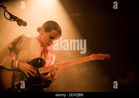 Anna Calvi sur scène au Islington Assembly Hall de Londres le lendemain du lancement de son deuxième album Banque D'Images