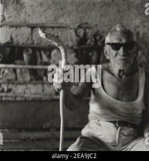 Un homme aveugle senior avec canne blanche assis devant le mur, Venezuela , Amérique du Sud Banque D'Images