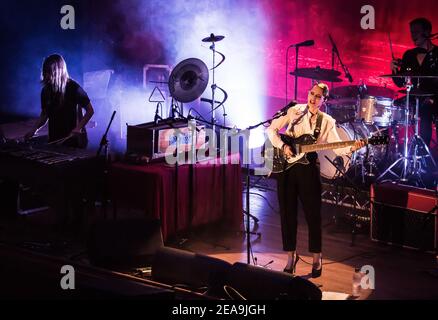 Anna Calvi sur scène au Islington Assembly Hall de Londres le lendemain du lancement de son deuxième album Banque D'Images