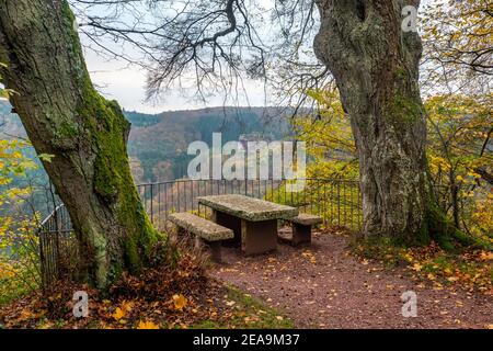 Elisensitz et Altfels à Kastel-Staadt, Vallée de Saar, Parc naturel de Saar-Hunsrück, Rhénanie-Palatinat, Allemagne Banque D'Images