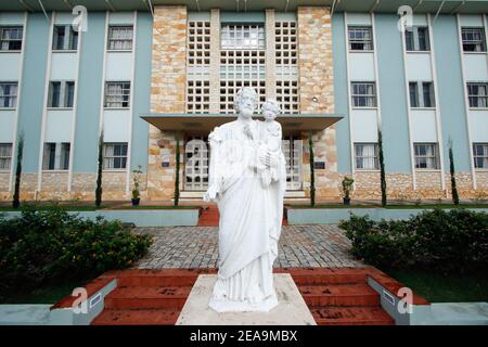 Minas Gerais, Brésil - 16 novembre 2019 : image blanche sculptée de Saint Joseph et de l'enfant Jésus devant le séminaire catholique - Saint Joseph Banque D'Images