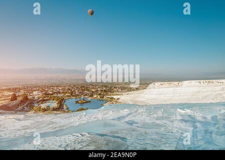 Montgolfière avec les touristes survolant le célèbre turc Attraction touristique - Pamukkale Resort avec sources thermales et calcaire travertins Banque D'Images