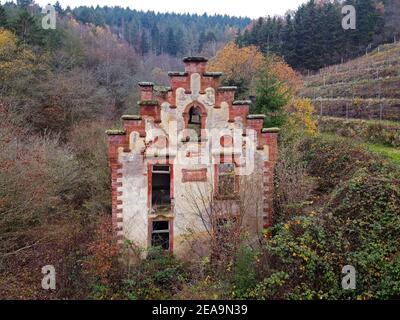 Maison ruine près de Kastel-Staadt, vallée de Saar, Rhénanie-Palatinat, Allemagne Banque D'Images