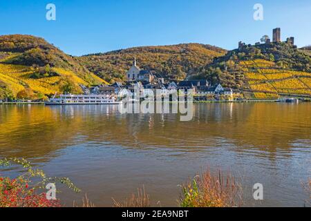 Beilstein avec les ruines de Metternich, vallée de la Moselle, Rhénanie-Palatinat, Allemagne Banque D'Images