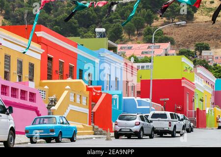Belles maisons multicolores au Cap, en Afrique du Sud, avec une voiture classique bleue vintage devant vous Banque D'Images