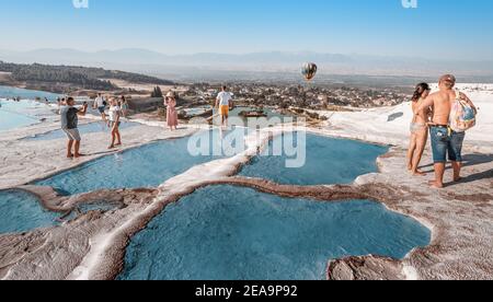 08 septembre 2020, Pamukkale, Turquie: Des groupes de touristes visitent la célèbre station de Pamukkale avec des bains de calcite blanche et des sources chaudes. Excursions et à Banque D'Images