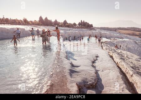08 septembre 2020, Pamukkale, Turquie: Des groupes de touristes visitent la célèbre station de Pamukkale avec des bains de calcite blanche et des sources chaudes. Excursions et à Banque D'Images