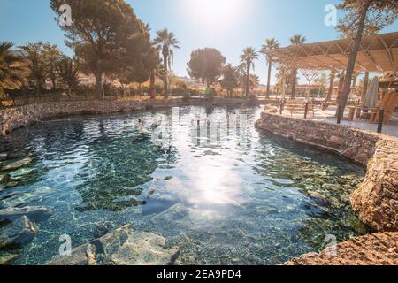 08 septembre 2020, Pamukkale, Turquie: Ancienne piscine avec sources thermales et vestiges de colonnes est un endroit populaire pour les touristes à se détendre après la marche Banque D'Images