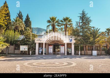 08 septembre 2020, Pamukkale, Turquie: Porte d'entrée de l'ancienne piscine avec sources thermales et vestiges de colonnes est un endroit populaire autour de Pamukkale a Banque D'Images