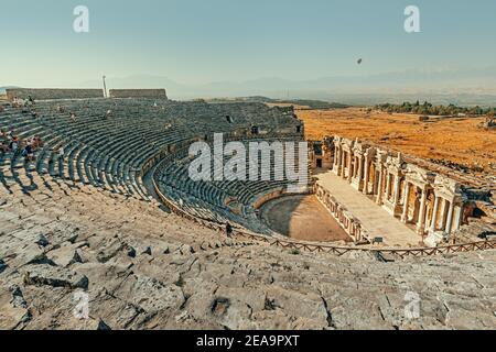 08 septembre 2020, Pamukkale, Turquie : ancien amphithéâtre grec de la ville de Hiérapolis, près de Pamukkale, en Turquie. Merveilles et attractions de voyage. Banque D'Images